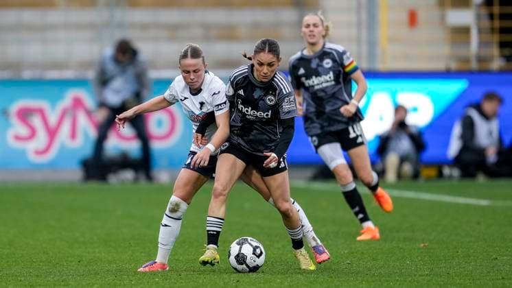 v li Laura Gloning TSG, 20 , Ereleta Memeti SGE, 27 , duel, duel, tackle, tackling, dynamics, action, action, 16 11 2025, Sinsheim Hoffenheim Germany , Football, Womens DFB Cup, Round of 16, TSG 1899 Hoffenheim Eintracht Frankfurt, DFB DFL REGULATIONS PROHIBIT ANY USE OF PHOTOGRAPHS AS IMAGE SEQUENCES AND OR QUASI VIDEO xozx