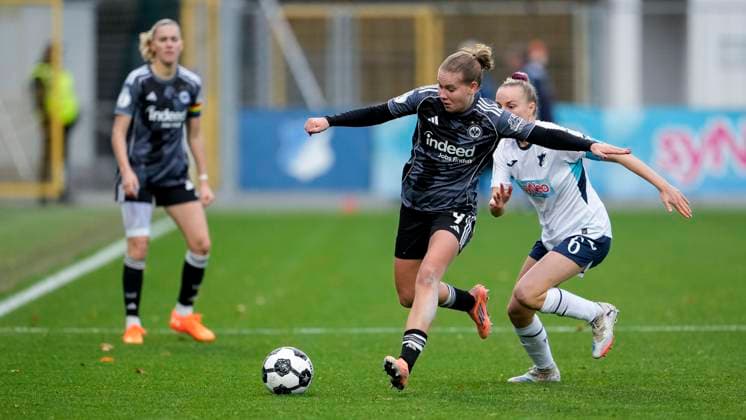 v li Jarne Teulings SGE, 9 , Vanessa Diehm TSG, 6 , duel, duel, tackle, tackling, dynamics, action, action, 16 11 2025, Sinsheim Hoffenheim Germany , Football, Womens DFB Cup, Round of 16, TSG 1899 Hoffenheim Eintracht Frankfurt, DFB DFL REGULATIONS PROHIBIT ANY USE OF PHOTOGRAPHS AS IMAGE SEQUENCES AND OR QUASI VIDEO xozx
