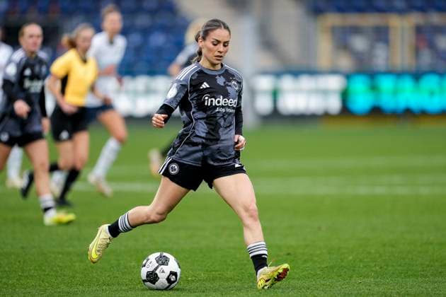 Ereleta Memeti SGE, 27 , on the ball, cropped, full body, single image, single photo, action, action, 16 11 2025, Sinsheim Hoffenheim Germany , Football, DFB Cup Women, Round of 16, TSG 1899 Hoffenheim Eintracht Frankfurt, DFB DFL REGULATIONS PROHIBIT ANY USE OF PHOTOGRAPHS AS IMAGE SEQUENCES AND OR QUASI VIDEO xozx