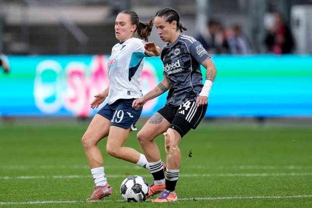 v li Marie Steiner TSG, 19 , Geraldine Reuteler SGE, 14 , duel, duel, tackle, tackling, dynamics, action, action, 16 11 2025, Sinsheim Hoffenheim Germany , football, DFB Cup Women, round of 16, TSG 1899 Hoffenheim Eintracht Frankfurt, DFB DFL REGULATIONS PROHIBIT ANY USE OF PHOTOGRAPHS AS IMAGE SEQUENCES AND OR QUASI VIDEO xozx