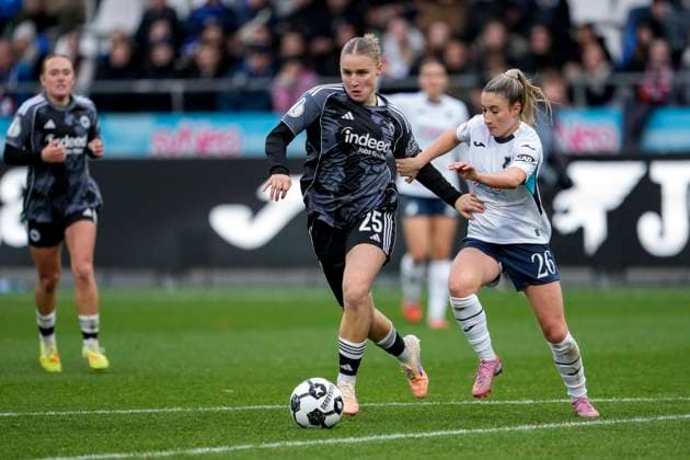 v li Jella Veit SGE, 25 , Janna Grimm TSG, 26 , duel, duel, tackle, tackling, dynamics, action, action, 16 11 2025, Sinsheim Hoffenheim Germany , football, DFB Pokal der Frauen, Achtelfinale, TSG 1899 Hoffenheim Eintracht Frankfurt, DFB DFL REGULATIONS PROHIBIT ANY USE OF PHOTOGRAPHS AS IMAGE SEQUENCES AND OR QUASI VIDEO xozx