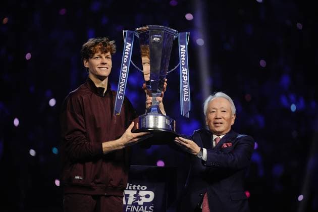Italy s Jannik Sinner with the trophy after winning the singles final tennis match of the ATP, Tennis Herren World Tour Finals against Spain s Carlos Alcaraz at the Inalpi Arena in Turin, Italy - Sunday, Nov. 16, 2025. - Tennis  Copyright: xMarcoxAlpozzi LaPressex
