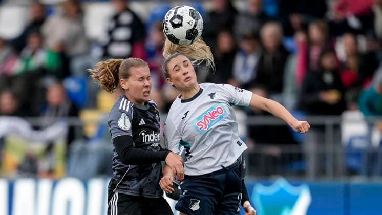 v li Jarne Teulings SGE, 9 , Janna Grimm TSG, 26 , at header, header duel, game scene, duel in the air, action, action, 16 11 2025, Sinsheim Hoffenheim Germany , football, DFB Cup Women, round of 16, TSG 1899 Hoffenheim Eintracht Frankfurt, DFB DFL REGULATIONS PROHIBIT ANY USE OF PHOTOGRAPHS AS IMAGE SEQUENCES AND OR QUASI VIDEO xozx