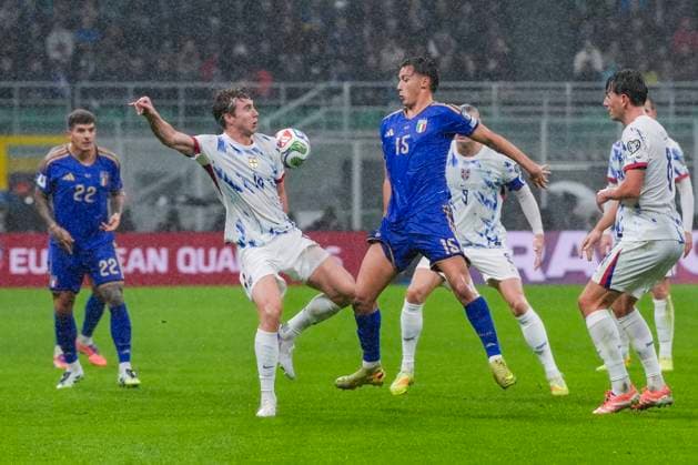 Football, World Cup qualification Italy Norway Milan, Italy 20251116 Norway s Kristian Thorstvedt and Italy s Francesco Pio Esposito during the World Cup qualifying football match between Norway and Italy at San Siro Photo Lise Aserud NTB Milano Italy EDITORIAL USE ONLY RESTRICTED USE FOR BETTING COMPANIES  Copyright: xLisexAserudxx xNTBx