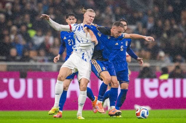 251116 Erling Braut Haaland of Norway and Davide Frattesi of Italy during the FIFA World Cup Qualifier football match between Italy and Norway on November 16, 2025 in Milan Photo Vegard Grott BILDBYRAN kod VG VG0836 bbeng fotball football soccer fotboll fifa world cup qualifiers european qualifiers 2026 uefa world cup qualifiers vm kvalifisering vm kvalik vm kval norge norway italien italia italy milano  Copyright: VEGARDxGRoTT BB251116VG056