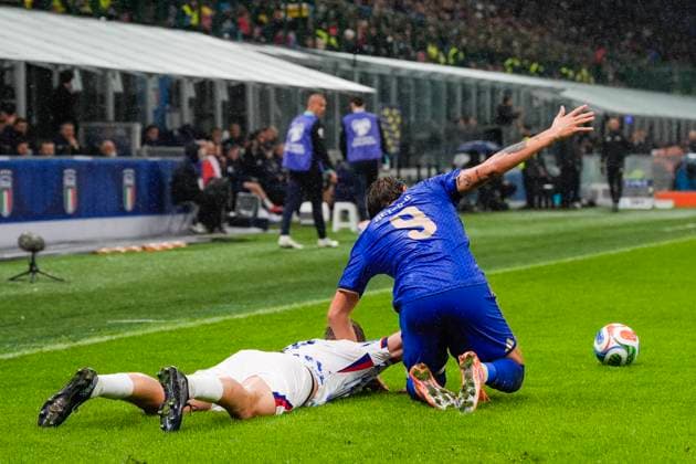 Football, World Cup qualification Italy Norway Milan, Italy 20251116 Norway s Torbjorn Heggem and Italy s Mateo Retegui during the World Cup qualifying football match between Norway and Italy at San Siro Photo Lise Aserud NTB Milano Italy EDITORIAL USE ONLY RESTRICTED USE FOR BETTING COMPANIES  Copyright: xLisexAserudxx xNTBx