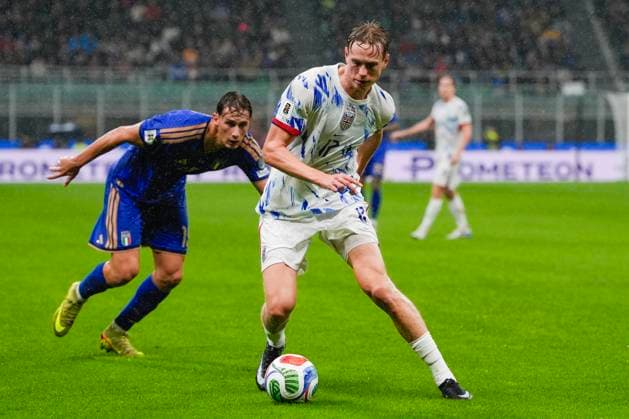 Football, World Cup qualification Italy Norway Milan, Italy 20251116 Norway s Torbjorn Heggem and Italy s Mateo Retegui during the World Cup qualifying football match between Norway and Italy at San Siro Photo Lise Aserud NTB Milano Italy EDITORIAL USE ONLY RESTRICTED USE FOR BETTING COMPANIES  Copyright: xLisexAserudxx xNTBx