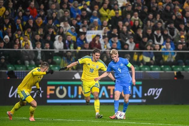 WARSZAWA 16.11.2025 MECZ 6. KOLEJKA GRUPA d ELIMINACJE DO MISTRZOSTW SWIATA 2026: UKRAINA - ISLANDIA --- FIFA World Cup, WM, Weltmeisterschaft, Fussball 2026 QUALIFYING ROUND GROUP G MATCH IN WARSAW: UKRAINE - ICELAND YEHOR YARMOLIUK VICTOR PALSSON FOT. JACEK PRONDZYNSKI FOTOPYK NEWSPIX.PL --- newspix.pl 