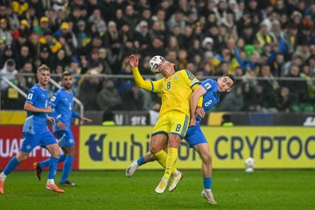 WARSZAWA 16.11.2025 MECZ 6. KOLEJKA GRUPA d ELIMINACJE DO MISTRZOSTW SWIATA 2026: UKRAINA - ISLANDIA --- FIFA World Cup, WM, Weltmeisterschaft, Fussball 2026 QUALIFYING ROUND GROUP G MATCH IN WARSAW: UKRAINE - ICELAND RUSLAN MALINOVSKYI ISAK JOHANNESSON FOT. JACEK PRONDZYNSKI FOTOPYK NEWSPIX.PL --- newspix.pl 