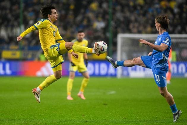 WARSZAWA 16.11.2025 MECZ 6. KOLEJKA GRUPA d ELIMINACJE DO MISTRZOSTW SWIATA 2026: UKRAINA - ISLANDIA --- FIFA World Cup, WM, Weltmeisterschaft, Fussball 2026 QUALIFYING ROUND GROUP G MATCH IN WARSAW: UKRAINE - ICELAND MYKOLA SHAPARENKO ALBERT GUDMUNDSSON FOT. JACEK PRONDZYNSKI FOTOPYK NEWSPIX.PL --- newspix.pl 