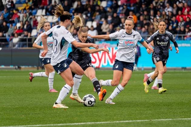 Match scene, duel, ball action, action, f l Wielle Douma TSG 1899 Hoffenheim, 13 , Laura Freigang Eintracht Frankfurt, 10 , Vanessa Diehm TSG 1899 Hoffenheim, 06 , GER, TSG 1899 Hoffenheim vs Eintracht Frankfurt, Football, DFB Pokal der Frauen, Achtelfinale, Season 2025 2026, 16 11 2025, DFB REGULATES PROHIBIT ANY USE OF PHOTOGRAPHS AS IMAGE SEQUENCES AND OR QUASI VIDEO, GER, TSG 1899 Hoffenheim vs Eintracht Frankfurt, Football, Womens DFB Cup, Round of 16, Season 2025 2026, 16 11 2025 Sinsheim Hoffenheim Copyright: xEibner-Pressefoto Jan-NiclasxGrox EP_JGG