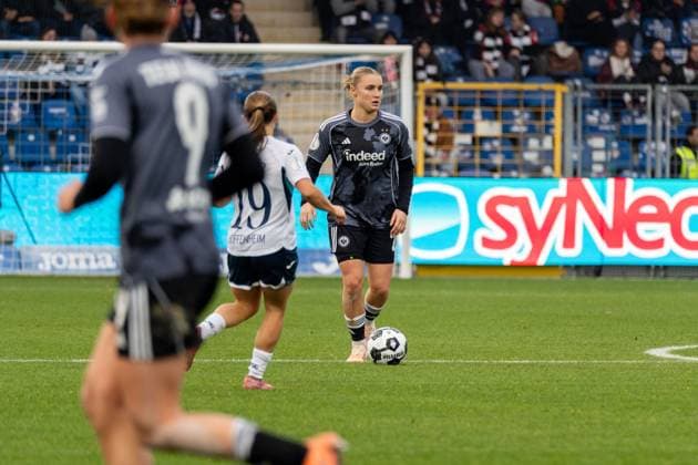 Freisteller Jella Veit Eintracht Frankfurt, 25 with ball, GER, TSG 1899 Hoffenheim vs Eintracht Frankfurt, Soccer, DFB Pokal der Frauen, Achtelfinale, Saison 2025 2026, 16 11 2025, DFB REGULATES PROHIBIT ANY USE OF PHOTOGRAPHS AS IMAGE SEQUENCES AND OR QUASI VIDEO, GER, TSG 1899 Hoffenheim vs Eintracht Frankfurt, Football, Womens DFB Cup, Round of 16, Season 2025 2026, 16 11 2025 Sinsheim Hoffenheim Copyright: xEibner-Pressefoto Jan-NiclasxGrox EP_JGG