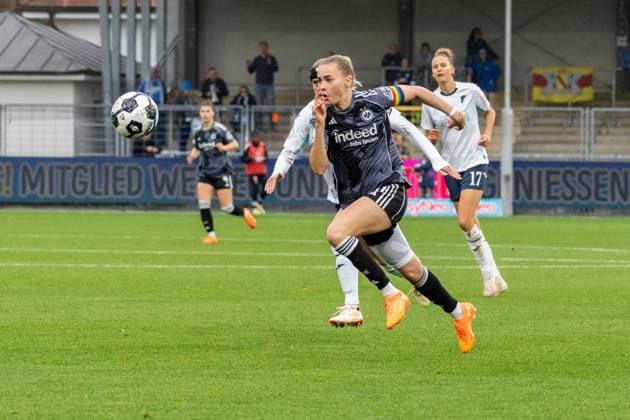 Game scene, dribbling, offensive action Laura Freigang Eintracht Frankfurt, 10 , GER, TSG 1899 Hoffenheim vs Eintracht Frankfurt, Football, Womens DFB Cup, Round of 16, 2025 2026 season, 16 11 2025, DFB REGULATES PROHIBIT ANY USE OF PHOTOGRAPHS AS IMAGE SEQUENCES AND OR QUASI VIDEO, GER, TSG 1899 Hoffenheim vs Eintracht Frankfurt, Football, Womens DFB Cup, Round of 16, Season 2025 2026, 16 11 2025 Sinsheim Hoffenheim Copyright: xEibner-Pressefoto Jan-NiclasxGrox EP_JGG