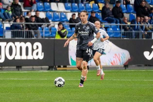 Free position, dribbling, offensive action, ball action, action Geraldine Reuteler Eintracht Frankfurt, 14 , GER, TSG 1899 Hoffenheim vs Eintracht Frankfurt, Football, DFB Pokal der Frauen, Achtelfinale, Saison 2025 2026, 16 11 2025, DFB REGULATES PROHIBIT ANY USE OF PHOTOGRAPHS AS IMAGE SEQUENCES AND OR QUASI VIDEO, GER, TSG 1899 Hoffenheim vs Eintracht Frankfurt, Football, Womens DFB Cup, Round of 16, Season 2025 2026, 16 11 2025 Sinsheim Hoffenheim Copyright: xEibner-Pressefoto Jan-NiclasxGrox EP_JGG