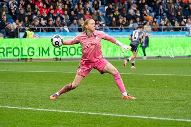 Free kick, ball action, action, Laura Dick TSG 1899 Hoffenheim, 01 , GER, TSG 1899 Hoffenheim vs Eintracht Frankfurt, Football, DFB Pokal der Frauen, Achtelfinale, Saison 2025 2026, 16 11 2025, DFB REGULATES PROHIBIT ANY USE OF PHOTOGRAPHS AS IMAGE SEQUENCES AND OR QUASI VIDEO, GER, TSG 1899 Hoffenheim vs Eintracht Frankfurt, Football, Womens DFB Cup, Round of 16, Season 2025 2026, 16 11 2025 Sinsheim Hoffenheim Copyright: xEibner-Pressefoto Jan-NiclasxGrox EP_JGG