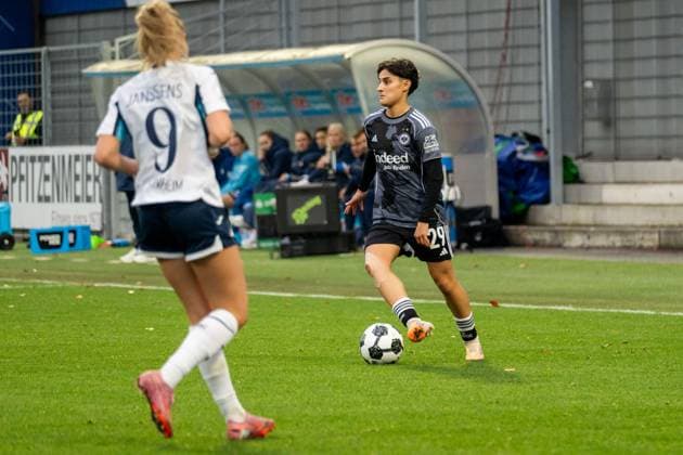 Free kick, dribbling, ball action, action Dilara Acikgoez Eintracht Frankfurt, 29 , GER, TSG 1899 Hoffenheim vs Eintracht Frankfurt, Football, DFB Pokal der Frauen, Achtelfinale, Saison 2025 2026, 16 11 2025, DFB REGULATES PROHIBIT ANY USE OF PHOTOGRAPHS AS IMAGE SEQUENCES AND OR QUASI VIDEO, GER, TSG 1899 Hoffenheim vs Eintracht Frankfurt, Football, Womens DFB Cup, Round of 16, Season 2025 2026, 16 11 2025 Sinsheim Hoffenheim Copyright: xEibner-Pressefoto Jan-NiclasxGrox EP_JGG