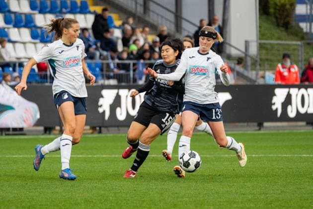 Match scene, duel, ball action, action, f l Lisann Kaut TSG 1899 Hoffenheim, 04 , Remina Chiba Eintracht Frankfurt, 15 , Wielle Douma TSG 1899 Hoffenheim, 13 , GER, TSG 1899 Hoffenheim vs Eintracht Frankfurt, Football, DFB Pokal der Frauen, Achtelfinale, Season 2025 2026, 16 11 2025, DFB REGULATES PROHIBIT ANY USE OF PHOTOGRAPHS AS IMAGE SEQUENCES AND OR QUASI VIDEO, GER, TSG 1899 Hoffenheim vs Eintracht Frankfurt, Football, Womens DFB Cup, Round of 16, Season 2025 2026, 16 11 2025 Sinsheim Hoffenheim Copyright: xEibner-Pressefoto Jan-NiclasxGrox EP_JGG