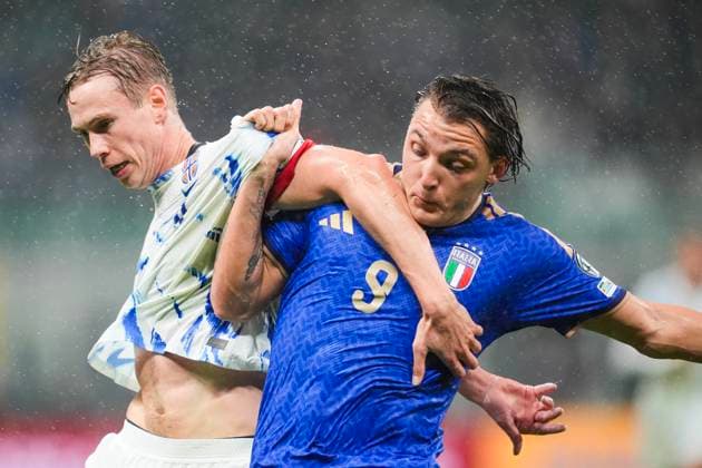 Football, World Cup qualification Italy Norway Milan, Italy 20251116 Norway s Torbjorn Heggem and Italy s Mateo Retegui during the World Cup qualifying football match between Norway and Italy at San Siro Photo Lise Aserud NTB Milano Italy EDITORIAL USE ONLY RESTRICTED USE FOR BETTING COMPANIES  Copyright: xLisexAserudxx xNTBx