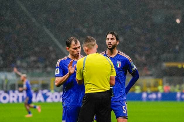 Football, World Cup qualification Italy Norway Milan, Italy 20251116 Italy s Mateo Retegui and Italy s Manuel Locatelli in discussion with Referee Alejandro Jose Hernandez Hernandez during the World Cup qualifying match in football between Norway and Italy at San Siro Photo Lise Aserud NTB Milano Italy EDITORIAL USE ONLY RESTRICTED USE FOR BETTING COMPANIES  Copyright: xLisexAserudxx xNTBx