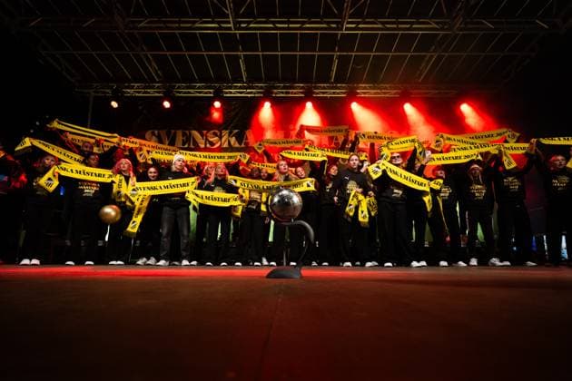 251116 Players and leaders behind Crown Princess Viktorias trophy during Häckens gold celebration after the Swedish Championship gold in Damallsvenskan on November 16, 2025 in Gothenburg  Copyright: MATHIASxBERGELD BB251116MB114