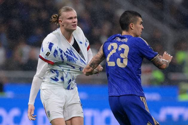 Milan, Italy, 16th November 2025. Erling Haaland of Norway clashes with Gianluca Mancini of Italy during the Italy vs Norway FIFA World Cup, WM, Weltmeisterschaft, Fussball European Qualifying match at Giuseppe Meazza, Milan. Picture credit should read: Jonathan Moscrop Sportimage EDITORIAL USE ONLY. No use with unauthorised audio, video, data, fixture lists, club league logos or live services. Online in-match use limited to 120 images, no video emulation. No use in betting, games or single club league player publications. SPI_006_JM_ITALY_NORWAY_EQ SPI-4294-0006