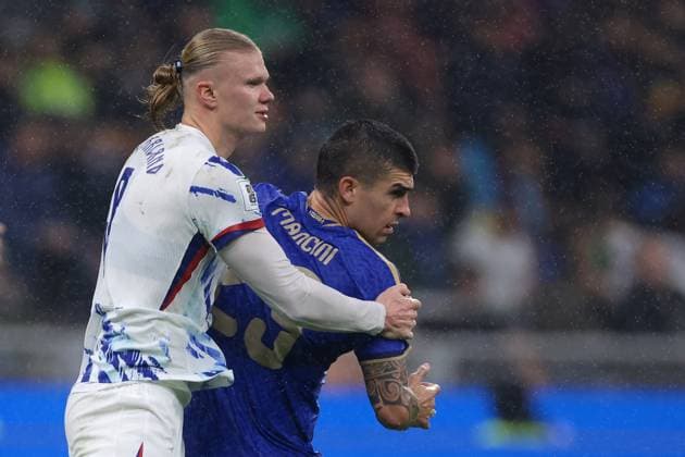 Milan, Italy, 16th November 2025. Erling Haaland of Norway clashes with Gianluca Mancini of Italy during the Italy vs Norway FIFA World Cup, WM, Weltmeisterschaft, Fussball European Qualifying match at Giuseppe Meazza, Milan. Picture credit should read: Jonathan Moscrop Sportimage EDITORIAL USE ONLY. No use with unauthorised audio, video, data, fixture lists, club league logos or live services. Online in-match use limited to 120 images, no video emulation. No use in betting, games or single club league player publications. SPI_010_JM_ITALY_NORWAY_EQ SPI-4294-0010