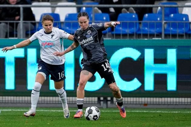 v li Dominika Grabowska TSG, 16 , Geraldine Reuteler SGE, 14 , duel, duel, tackle, tackling, dynamics, action, action, 16 11 2025, Sinsheim Hoffenheim Germany , Football, DFB Cup Women, Round of 16, TSG 1899 Hoffenheim Eintracht Frankfurt, DFB DFL REGULATIONS PROHIBIT ANY USE OF PHOTOGRAPHS AS IMAGE SEQUENCES AND OR QUASI VIDEO xozx