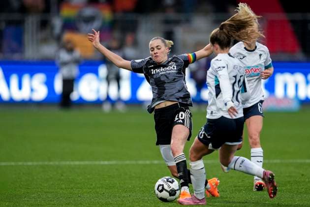 v li Laura Freigang SGE, 10 , Valesca Ampoorter TSG, 18 , duel, duel, tackle, tackling, dynamics, action, action, 16 11 2025, Sinsheim Hoffenheim Germany , Football, DFB Cup Women, Round of 16, TSG 1899 Hoffenheim Eintracht Frankfurt, DFB DFL REGULATIONS PROHIBIT ANY USE OF PHOTOGRAPHS AS IMAGE SEQUENCES AND OR QUASI VIDEO xozx