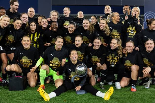 251116 Häckens players and leaders cheer with Crown Princess Victorias trophy after the win in Damallsvenskan and the football match in Damallsvenskan between Häcken and Pitea on November 16, 2025 in Gothenburg  Copyright: MICHAELxERICHSEN BB251116MI176