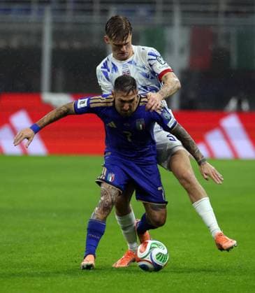 November 16, 2025, Milan, MILAN: Italy s Matteo Politano (L) challenges for the ball with Norway s David Moller Wolfe during the FIFA World Cup, WM, Weltmeisterschaft, Fussball 26 UEFA qualifier between Italy and Norway at Giuseppe Meazza stadium in Milan, 16 November 2025..ANSA MATTEO BAZZI. Soccer; FIFA World Cup 26 UEFA Qualifiers, Italy Vs Norway  - ZUMAa110 20251116_zaf_a110_049 Copyright: xMatteoxBazzix