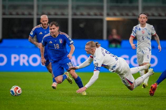 Football, World Cup qualification Italy Norway Milan, Italy 20251116 Norway s Erling Braut Haaland and Italy s NicolÃ² Barella during the World Cup qualifying football match between Norway and Italy at San Siro Photo Lise Aserud NTB Milano Italy EDITORIAL USE ONLY RESTRICTED USE FOR BETTING COMPANIES  Copyright: xLisexAserudxx xNTBx