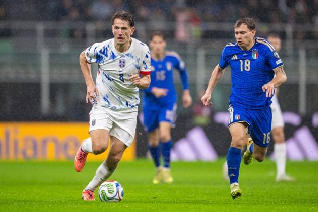 251116 Sander Berge of Norway and Nicolo Barella of Italy during the FIFA World Cup Qualifier football match between Italy and Norway on November 16, 2025 in Milan Photo Vegard Grott BILDBYRAN kod VG VG0836 bbeng fotball football soccer fotboll fifa world cup qualifiers european qualifiers 2026 uefa world cup qualifiers vm kvalifisering vm kvalik vm kval norge norway italien italia italy milano  Copyright: VEGARDxGRoTT BB251116VG071