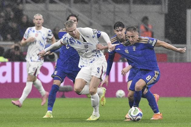Italy v Norway - FIFA World Cup, WM, Weltmeisterschaft, Fussball 2026 Qualifying match MILAN, ITALY - NOVEMBER 16: Erling Haaland (L) of Norway and Davide Frattesi (R) of Italy fight for the ball during the FIFA World Cup 2026 Group I qualifying football match between Italy and Norway at San Siro Stadium in Milan, Italy, on November 16, 2025. Isabella Bonotto Anadolu Milan Italy. Editorial use only. Please get in touch for any other usage.  Copyright: x2025xAnadoluxIsabellaxBonottox