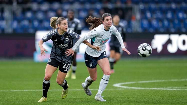 v li Nadine Riesen SGE, 22 , Chiara Hahn TSG, 23 , duel, duel, tackle, tackling, dynamics, action, action, 16 11 2025, Sinsheim Hoffenheim Germany , football, DFB Pokal der Frauen, Achtelfinale, TSG 1899 Hoffenheim Eintracht Frankfurt, DFB DFL REGULATIONS PROHIBIT ANY USE OF PHOTOGRAPHS AS IMAGE SEQUENCES AND OR QUASI VIDEO xozx