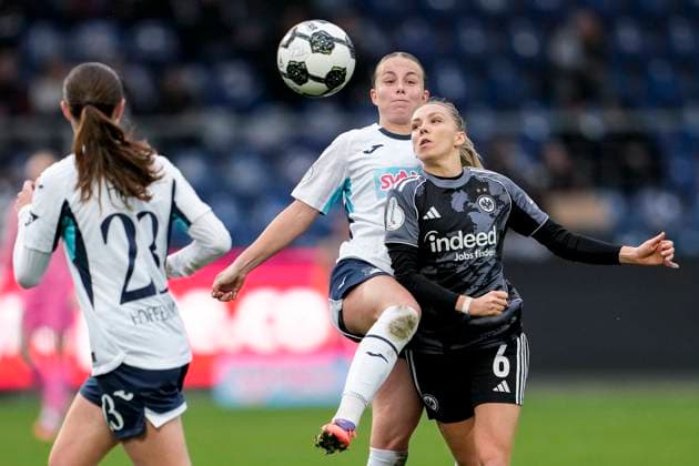 v li Chiara Hahn TSG, 23 , Laura Gloning TSG, 20 , Elisa Senß Senss, SGE, 6 , duel, duel scene, duel, tackle, tackling, dynamics, action, action, 16 11 2025, Sinsheim Hoffenheim Germany , Soccer, Womens DFB Cup, Round of 16, TSG 1899 Hoffenheim Eintracht Frankfurt, DFB DFL REGULATIONS PROHIBIT ANY USE OF PHOTOGRAPHS AS IMAGE SEQUENCES AND OR QUASI VIDEO xozx