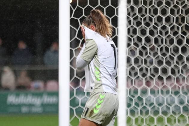 DFB Pokal Frauen RB Leipzig SV Werder Bremen 16 11 2025 Maja Sternad 11, Werder Bremen buries her face in her jersey out of disappointment over the missed chance Emotions Football, DFB Pokal Frauen, Saison 2025 2026, Achtelfinale RB Leipzig vs SV Werder Bremen am 16 11 2025, Trainingszentrum Cottaweg, Leipzig DFB REGULATIONS PROHIBIT ANY USE OF PHOTOGRAPHS AS IMAGE SEQUENCES AND OR QUASI VIDEO Copyright: xBEAUTIFULxSPORTS JanxKaeferx