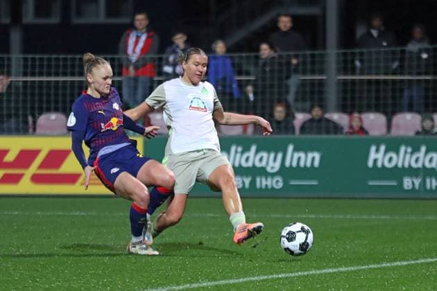 DFB Pokal Frauen RB Leipzig SV Werder Bremen 16 11 2025 Chance for Larissa Mühlhaus 7, Werder Bremen in duel with Victoria Krug 20, RB Leipzig Fußball, DFB Pokal Frauen, Saison 2025 2026, Achtelfinale RB Leipzig vs SV Werder Bremen am 16 11 2025, Trainingszentrum Cottaweg, Leipzig DFB REGULATIONS PROHIBIT ANY USE OF PHOTOGRAPHS AS IMAGE SEQUENCES AND OR QUASI VIDEO Copyright: xBEAUTIFULxSPORTS JanxKaeferx