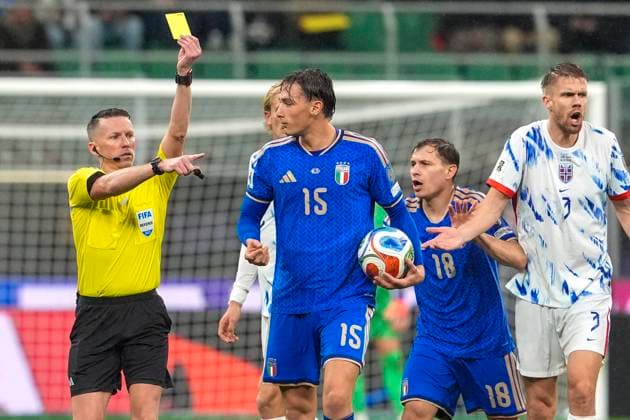 Football, World Cup qualification Italy Norway Milan, Italy 20251116 Referee Alejandro Jose Hernandez Hernandez gives a yellow card during the World Cup qualifying match between Norway and Italy at San Siro Photo Lise Aserud NTB Milano Italy EDITORIAL USE ONLY RESTRICTED USE FOR BETTING COMPANIES  Copyright: xLisexAserudxx xNTBx