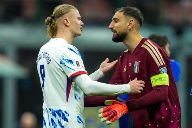 Football, World Cup qualification Italy Norway Milan , Italy 20251116 Norway s Erling Braut Haaland and Italy s goalkeeper Gianluigi Donnarumma during the World Cup qualifying football match between Norway and Italy at San Siro Photo Fredrik Varfjell NTB Milano Italy EDITORIAL USE ONLY RESTRICTED USE FOR BETTING COMPANIES  Copyright: xFredrikxVarfjellx xNTBx