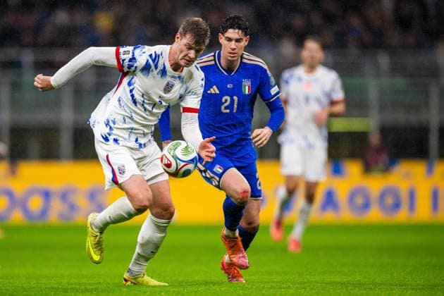 251116 Alexander Sorloth of Norway and Alessandro Bastoni of Italy during the FIFA World Cup Qualifier football match between Italy and Norway on November 16, 2025 in Milan Photo Vegard Grott BILDBYRAN kod VG VG0836 bbeng fotball football soccer fotboll fifa world cup qualifiers european qualifiers 2026 uefa world cup qualifiers vm kvalifisering vm kvalik vm kval norge norway italien italia italy milano  Copyright: VEGARDxGRoTT BB251116VG092