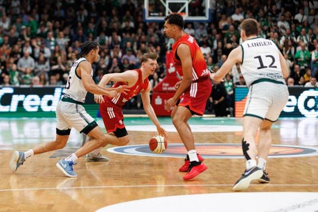 Justus Hollatz FC Bayern Basketball in a duel with Jordan Roland Gladiators Trier with Oscar da Silva FC Bayern Basketball and Marten Linssen Gladiators Trier , Vet Concept Gladiators Trier vs FC Bayern Basketball, Basketball, BBL Cup, Quarter-finals, 2025 2026 season, 16 11 2025 Vet Concept Gladiators Trier vs FC Bayern Basketball, Basketball, BBL Cup, Quarter-finals, 2025 2026 season, 16 11 2025 Copyright: xEibner-Pressefoto AlexanderxNeisx EP_ANS