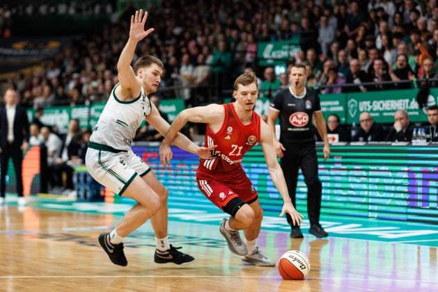 Justus Hollatz FC Bayern Basketball in a duel with Marten Linssen Gladiators Trier , Vet Concept Gladiators Trier vs FC Bayern Basketball, Basketball, BBL Cup, Quarter-finals, 2025 2026 season, 16 11 2025 Vet Concept Gladiators Trier vs FC Bayern Basketball, Basketball, BBL Cup, Quarter-finals, 2025 2026 season, 16 11 2025 Copyright: xEibner-Pressefoto AlexanderxNeisx EP_ANS