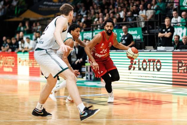 Spencer Dinwiddie FC Bayern Basketball in a duel with Eli Brooks Gladiators Trier and Marten Linssen Gladiators Trier , Vet Concept Gladiators Trier vs FC Bayern Basketball, Basketball, BBL Cup, Quarter-finals, 2025 2026 season, 16 11 2025 Vet Concept Gladiators Trier vs FC Bayern Basketball, Basketball, BBL Cup, Quarter-finals, 2025 2026 season, 16 11 2025 Copyright: xEibner-Pressefoto AlexanderxNeisx EP_ANS