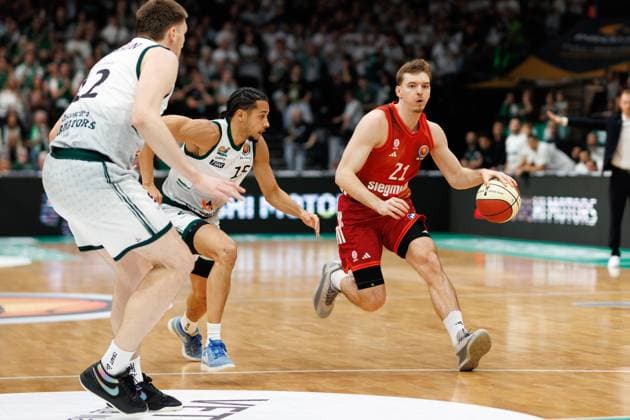 Justus Hollatz FC Bayern Basketball in a duel with Jordan Roland Gladiators Trier and Marten Linssen Gladiators Trier , Vet Concept Gladiators Trier vs FC Bayern Basketball, Basketball, BBL Cup, Quarter-finals, 2025 2026 season, 16 11 2025 Vet Concept Gladiators Trier vs FC Bayern Basketball, Basketball, BBL Cup, Quarter-finals, 2025 2026 season, 16 11 2025 Copyright: xEibner-Pressefoto AlexanderxNeisx EP_ANS