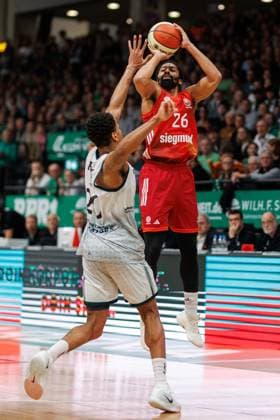 Spencer Dinwiddie FC Bayern Basketball throwing against Urald King Gladiators Trier , Vet Concept Gladiators Trier vs FC Bayern Basketball, Basketball, BBL Pokal, Quarterfinals, Season 2025 2026, 16 11 2025 Vet Concept Gladiators Trier vs FC Bayern Basketball, Basketball, BBL Pokal, Quarterfinals, Season 2025 2026, 16 11 2025 Copyright: xEibner-Pressefoto AlexanderxNeisx EP_ANS