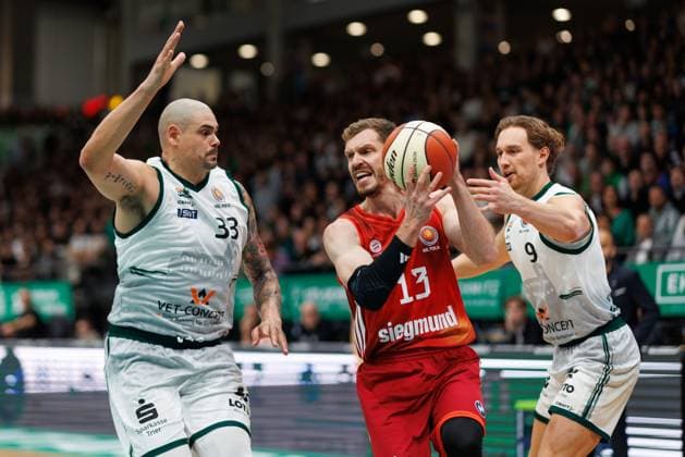Andreas Obst FC Bayern Basketball in a duel with Maik Zirbes Gladiators Trier and Marco Hollersbacher Gladiators Trier , Vet Concept Gladiators Trier vs FC Bayern Basketball, Basketball, BBL Cup, Quarter-finals, 2025 2026 season, 16 11 2025 Vet Concept Gladiators Trier vs FC Bayern Basketball, Basketball, BBL Cup, Quarter-finals, 2025 2026 season, 16 11 2025 Copyright: xEibner-Pressefoto AlexanderxNeisx EP_ANS