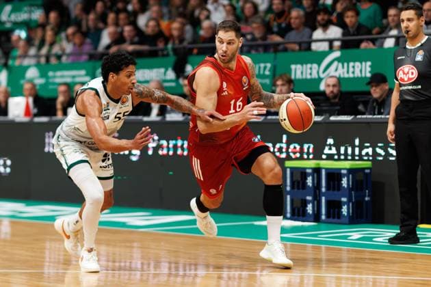 Stefan Jovic FC Bayern Basketball in a duel with Eli Brooks Gladiators Trier , Vet Concept Gladiators Trier vs FC Bayern Basketball, Basketball, BBL Cup, Quarter-finals, 2025 2026 season, 16 11 2025 Vet Concept Gladiators Trier vs FC Bayern Basketball, Basketball, BBL Cup, Quarter-finals, 2025 2026 season, 16 11 2025 Copyright: xEibner-Pressefoto AlexanderxNeisx EP_ANS
