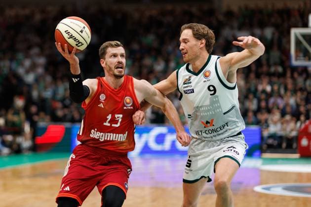 Andreas Obst FC Bayern Basketball in duel with Marco Hollersbacher Gladiators Trier , Vet Concept Gladiators Trier vs FC Bayern Basketball, Basketball, BBL Cup, Quarterfinals, Season 2025 2026, 16 11 2025 Vet Concept Gladiators Trier vs FC Bayern Basketball, Basketball, BBL Cup, Quarterfinals, Season 2025 2026, 16 11 2025 Copyright: xEibner-Pressefoto AlexanderxNeisx EP_ANS