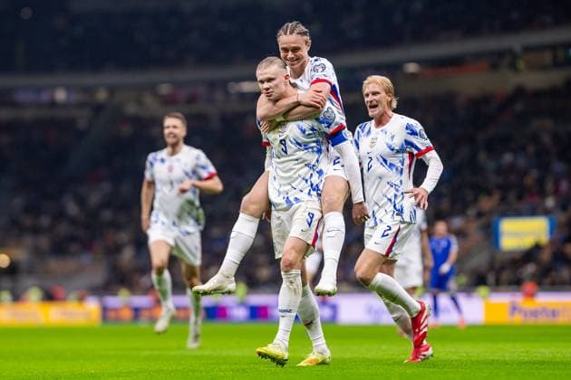 251116 Erling Braut Haaland and Thelo Aasgaard of Norway celebrate after 1 2 during the FIFA World Cup Qualifier football match between Italy and Norway on November 16, 2025 in Milan Photo Vegard Grott BILDBYRAN kod VG VG0836 bbeng fotball football soccer fotboll fifa world cup qualifiers european qualifiers 2026 uefa world cup qualifiers vm kvalifisering vm kvalik vm kval norge norway italien italia italy milano jubel  Copyright: VEGARDxGRoTT BB251116VG102
