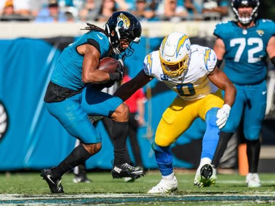 NFL, American Football Herren, USA 2025: Chargers Vs Jaguars NOV 16 November 16, 2025: Jacksonville Jaguars wide receiver Tim Patrick (17) makes a catch and tackled by Los Angeles Chargers linebacker Daiyan Henley (0) in the second half during a game in Jacksonville, FL. Romeo T Guzman Cal Media(Credit Image: Romeo Guzman Cal Sport Media) Jacksonville Fl USA EDITORIAL USE ONLY Copyright: xx ZUMA-20251116_faf_cg2_024.jpg RomeoxGuzmanx csmphotothree443962